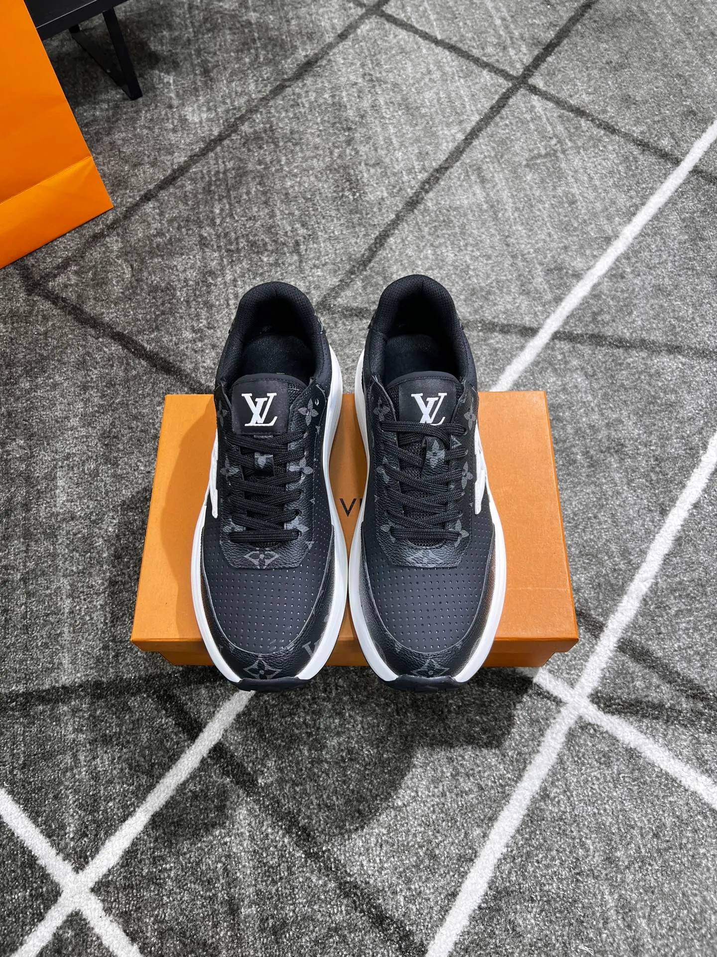 Factory price: 438 💰 LV new casual men's shoes 👉 👉 Fashionable and versatile, 💞 simple and elegant style, 🔊 made of imported cowhide, ☑️ breathable mesh lining, sheepskin feet, original wear-resistant rubber outsole, exclusive new style, actual shot, three colors available, code number: 38-44, (45 can be customized)